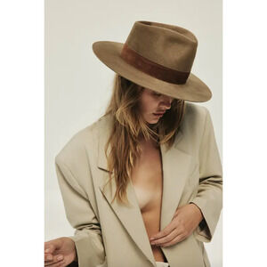 NEW Janessa Leone Alara Wool Mid Brim Fedora Pig Suede Dark Sand Medium $337